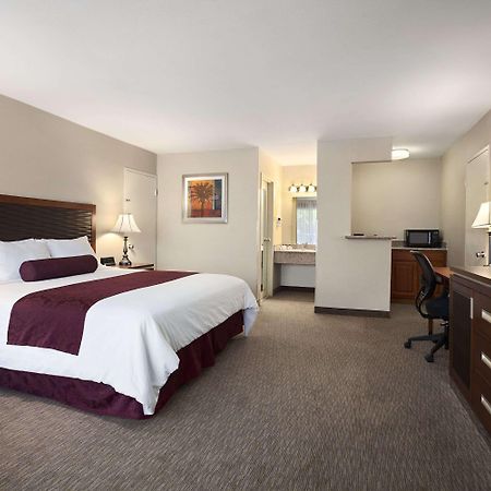 Ramada By Wyndham Sunnyvale/Silicon Valley Buitenkant foto